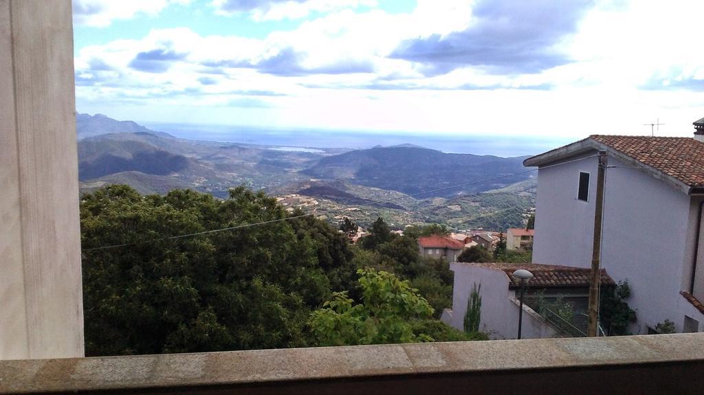 Monti E Mare Bed and Breakfast Lanusei Rum bild
